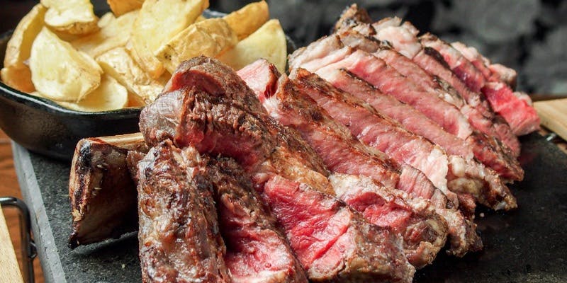 【トマホークコース】骨付きステーキ×ビストロ肉料理全8皿＋飲み放題150分（4名様～）