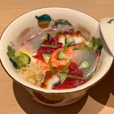 店主の目利きによって厳選される食材と名物のちらし寿司