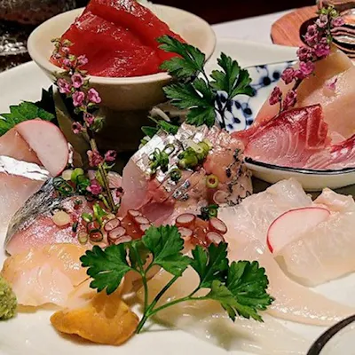 自慢の新鮮魚介のお造りの盛り合わせで旬を味わう