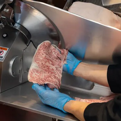 お肉は鮮度が命!店内スライサーで注文受けてから切りたてを提供