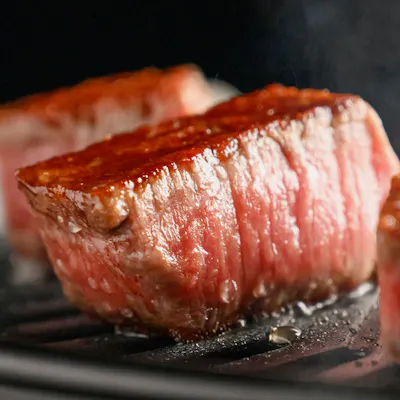 A5仙台牛ステーキを卓上でお好みの焼き加減で味わえる!