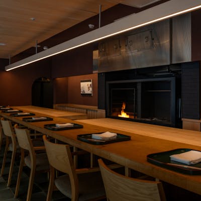 銀座らしさと温もりが同居する、臙脂色の美空間