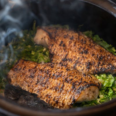 薪と炭を使い分ける“火入れ”が生む、唯一無二の味わい