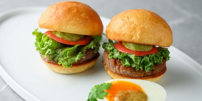【ヘルシー スライダーセット】本鮪のミニバーガーとサラダ、アルゼンチン牛赤身グリルのセット