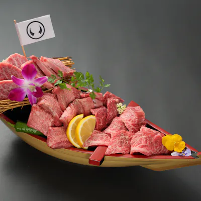 焼肉豪華客船。贅沢な肉船盛を是非ご堪能あれ