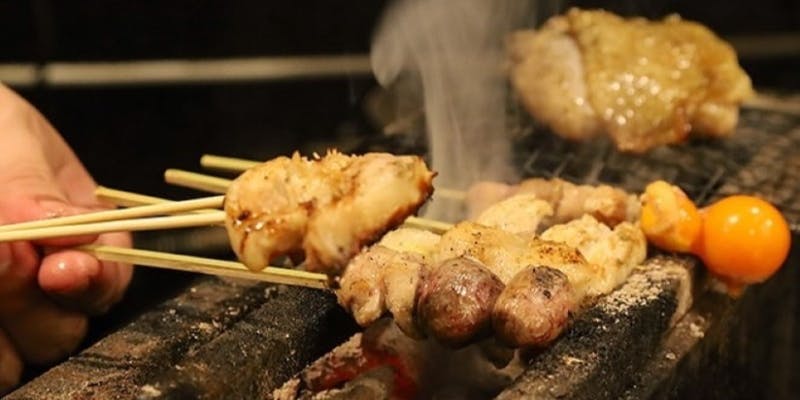 【焼鳥串コース】当日仕入れた地鶏を使用したたきや10本以上の串など味わう贅沢なコース全7品＋1ドリンク