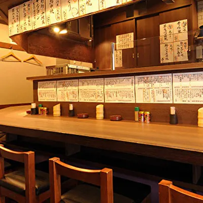全席カウンターの店内は隠れ家的な空間。お一人様もお気軽に。