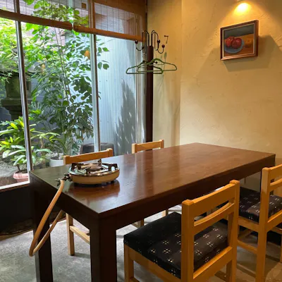 木の温もりを感じる落ち着いた店内