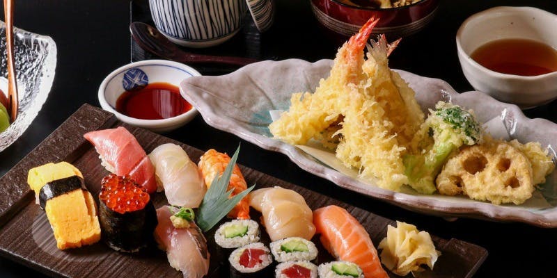 【季の庭お正月御膳】天ぷらとお寿司に国産黒毛和牛すき鍋が付いた御膳　全7品