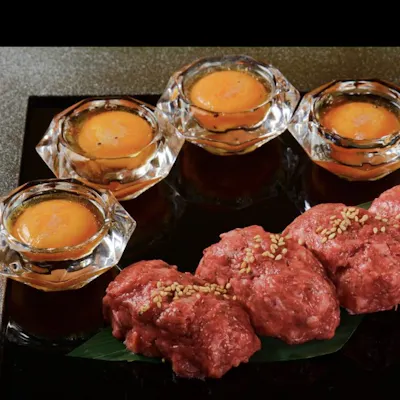 名物和牛生ハンバーグ~トリュフ香る卵黄と供に~