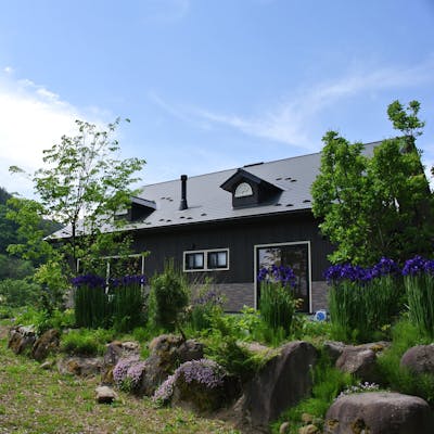 田園風景の中に佇む一軒家