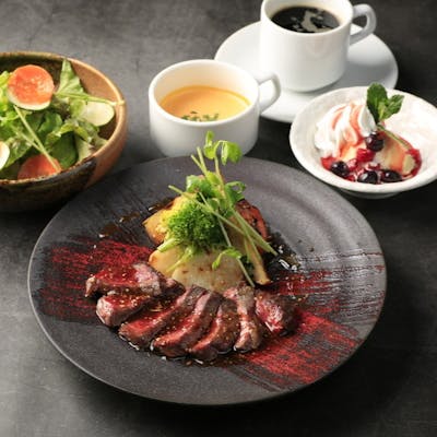 炭火ビストロで五感を刺激する体験を