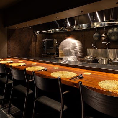 味はもちろん、五感が刺激されるライブ感が魅力の劇場型店舗