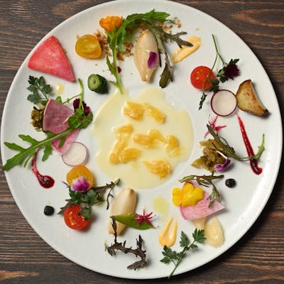 季節の食材の調和を愉しむ、肩肘張らないイノベーティブフレンチ