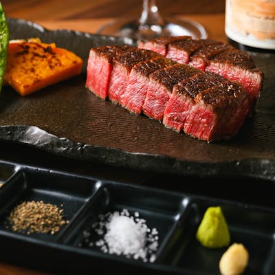 厳選された黒毛和牛を使用した完璧なステーキ