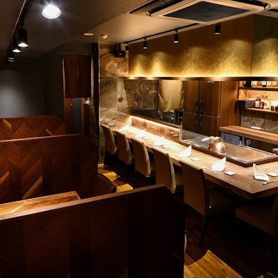 木のぬくもりを感じる店内