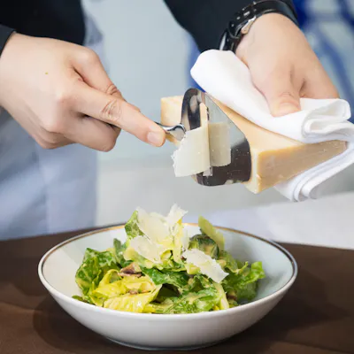 目の前でサーブ&フランベ
