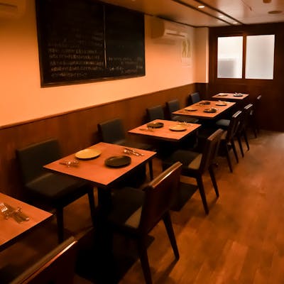 フランスの街角を感じられる店内