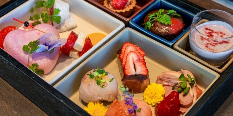 【苺のアフタヌーン箱】旬の和菓子やスイーツ、食事など＋乾杯酒＆ドリンクバー付き