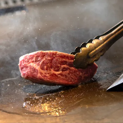 肉本来の風味を活かす「ブルー」