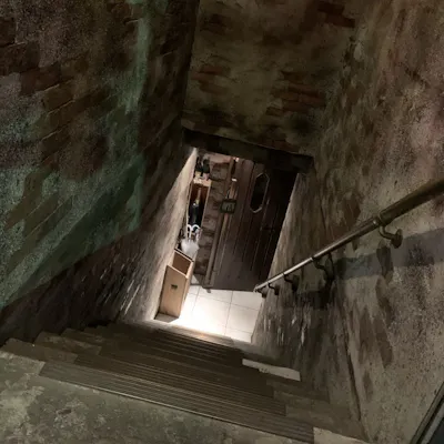伏見の地下へ向かう階段を降りると・・・。