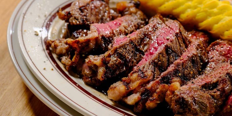 お皿に盛られたステーキ肉