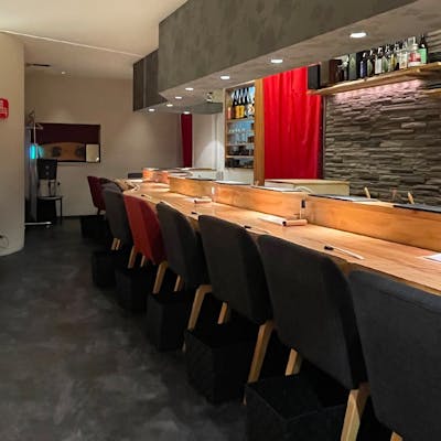 シックな空間で板前のおもてなしを