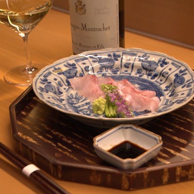 一杯のお酒と共に、料理の芸術を愉しむ