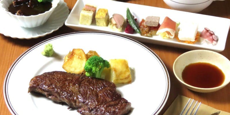 和牛ステーキまたはカツレツなど豪華料理の数々。記念日や大切な会食に最適なシェフ特選コース＋全8品