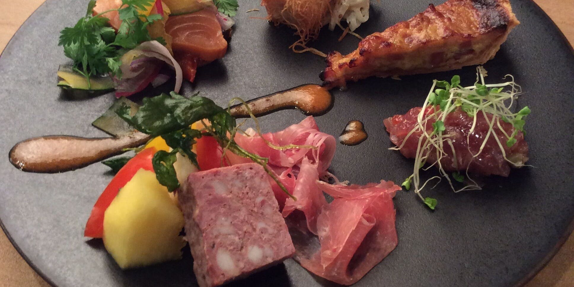 ポワンエリーニュ（POINT ET LIGNE）