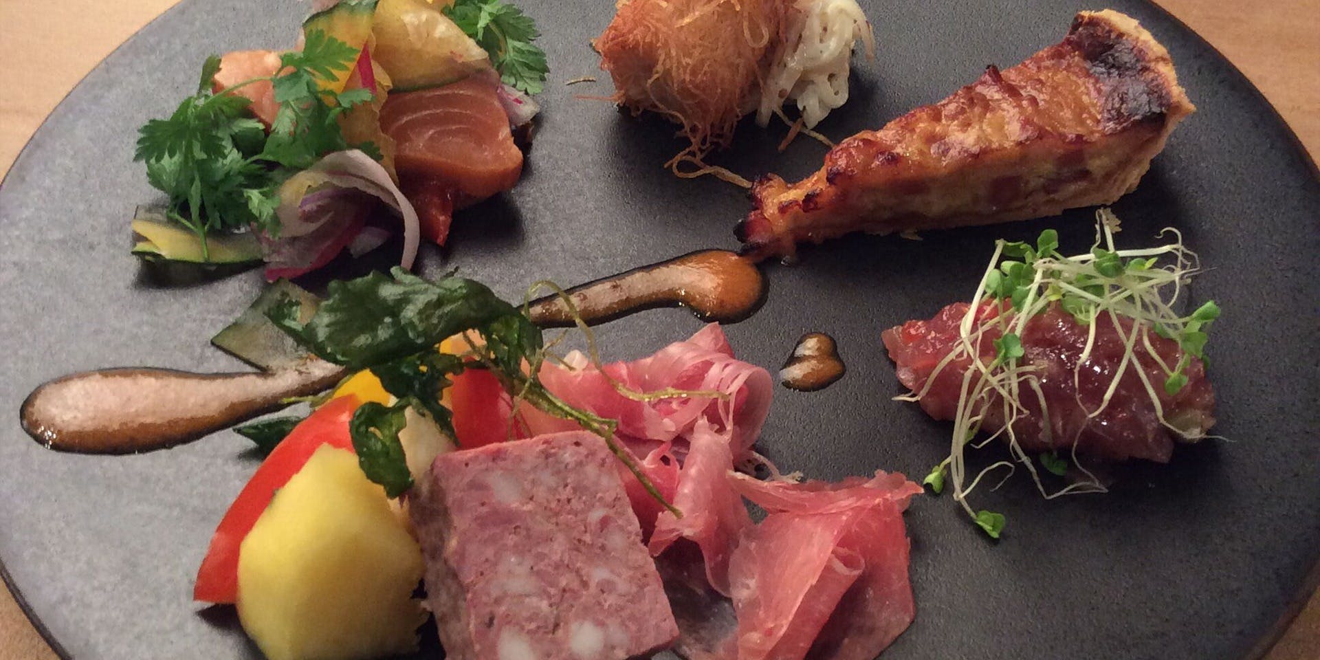 ポワンエリーニュ（POINT ET LIGNE）