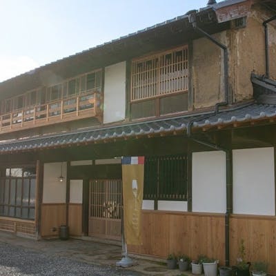 木の温もりが織りなす、洗練された空間で贅沢なひとときを。心からの安らぎをお届けする、上質な隠れ家の世界。