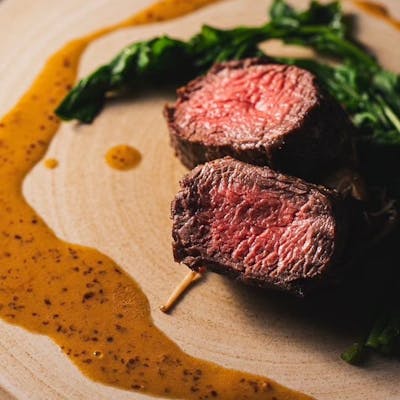 洗練された味覚と繊細な感性が織りなす、至高のフレンチ。至福のひとときを、厳選された素材と技が奏でる、極上の料理でお楽しみください。