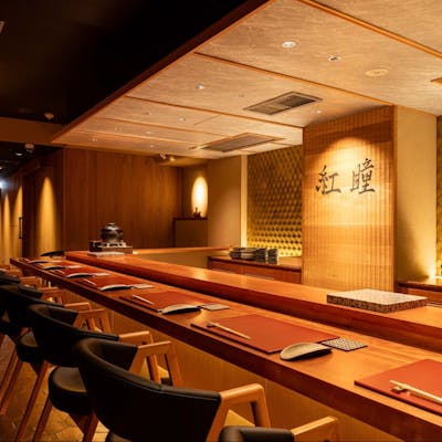 鮮やかな舞台で繰り広げられる、海の幸の極み