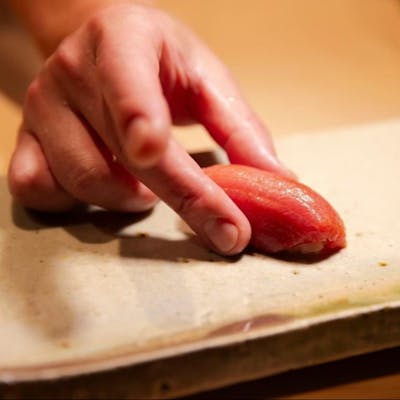 丁寧な仕事が施された極上鮨を堪能