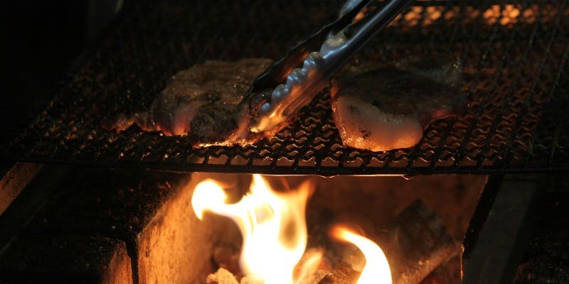 【Focolare】厳選牛と季節の恵みを炭火で愉しむ 全15品＋1ドリンク＋特製記念日ケーキ