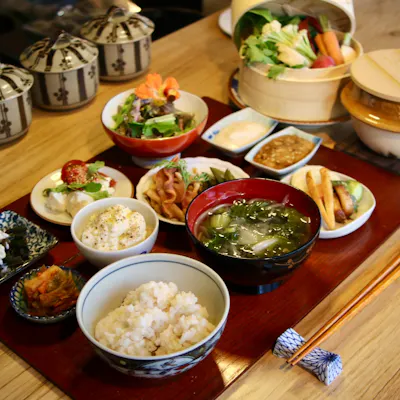 自然の恵みや季節を大事にした手料理。日常使いにもご利用ください。