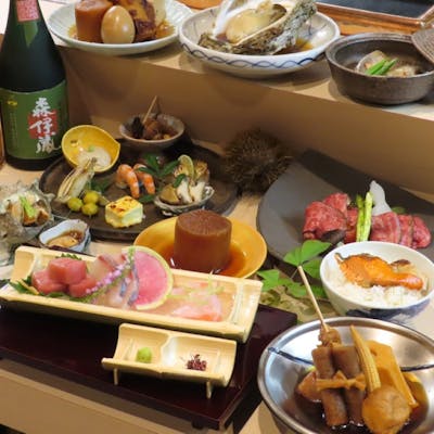 季節の食材を活かした多彩なお料理が楽しめるコースをご用意