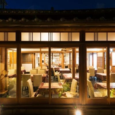 温かみのある雰囲気の古民家バル