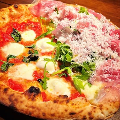 薪窯で焼き上げる本格ナポリピッツァ