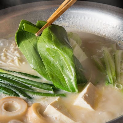 福岡の郷土料理である、はかた地どりを使った水炊きは絶品。