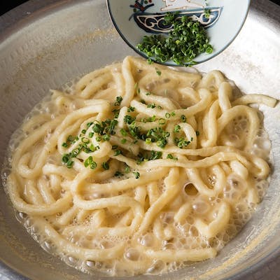 あうんオリジナル「揚げうどん」とオリジナルの「ニラ醤油」