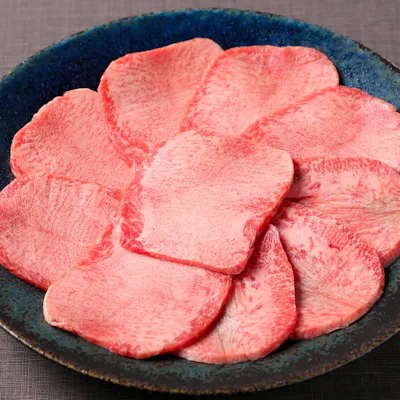 【生へのこだわり】丁寧に手切りする生タン