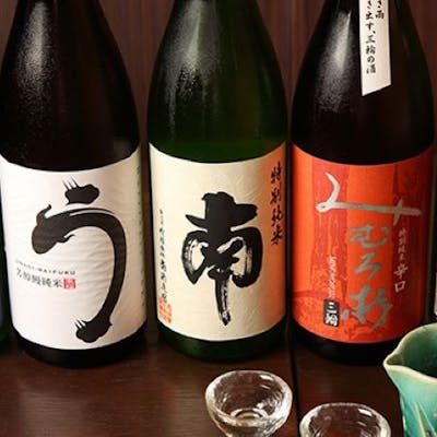 充実の焼酎と日本酒。メニューにない隠し酒もございます
