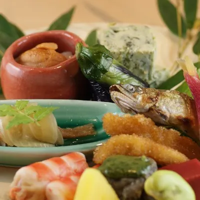 淡路島直送の天然魚をはじめ、新鮮魚介類や京野菜を用いた料理をご堪能ください