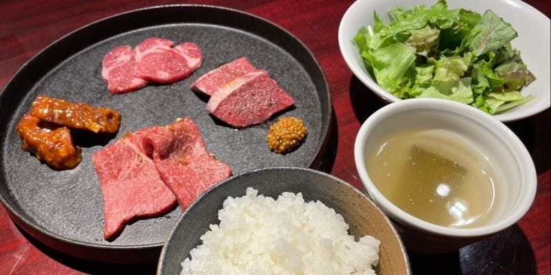 【ランチタイム限定！ 焼肉ランチ 梅】全4種類のお肉の盛り合わせ