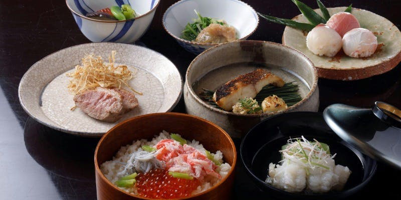 【ランチ】 御造り・お寿司・和牛・いくらごはん などお料理6品＋乾杯スパークリング日本酒1杯（平日限定）