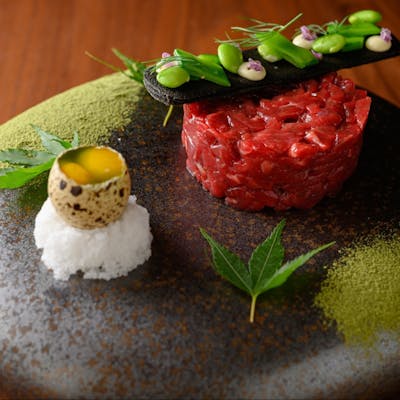 こだわりの食材を熟練の技術で昇華した料理の品々と共にワインを楽しむ