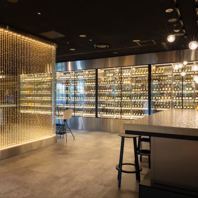 泡と金星が輝く、非日常のシャンパンバー