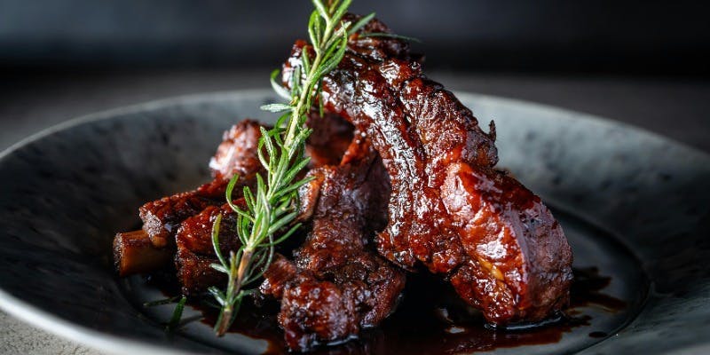 【Course B】WARAYAKI ポークバックリブや鰹のたたきなど全8品＋3H滞在飲み放題付き